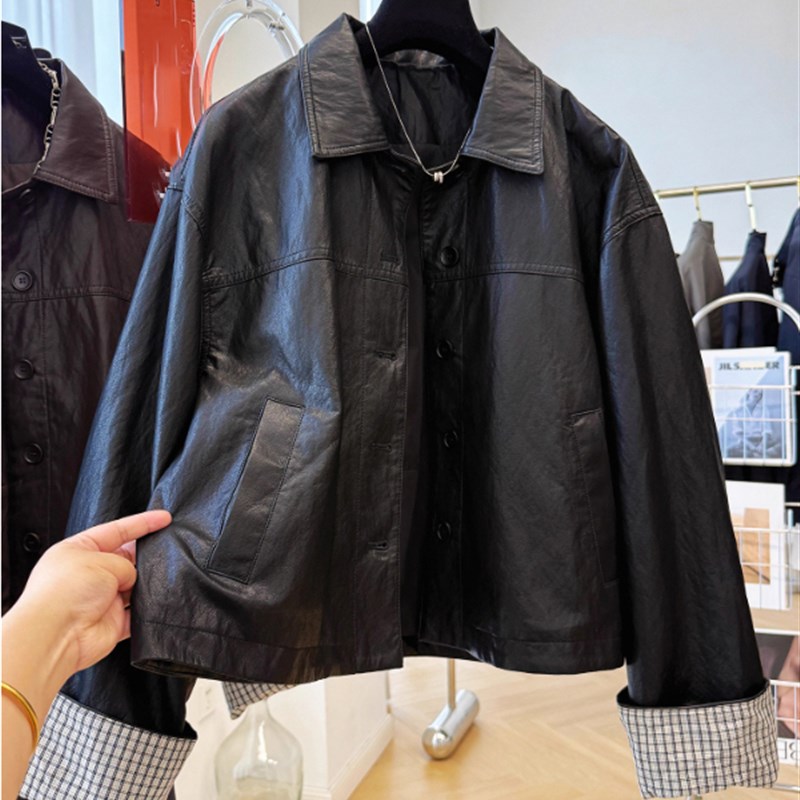 适用翻领pu皮衣外套女2025秋季新款宽松休闲排扣T格子拼接短款夹