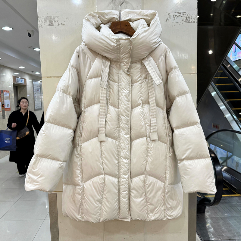 6519 欧洲站冬装2025新款时尚飘带连帽水波纹加厚A字中长羽绒服女