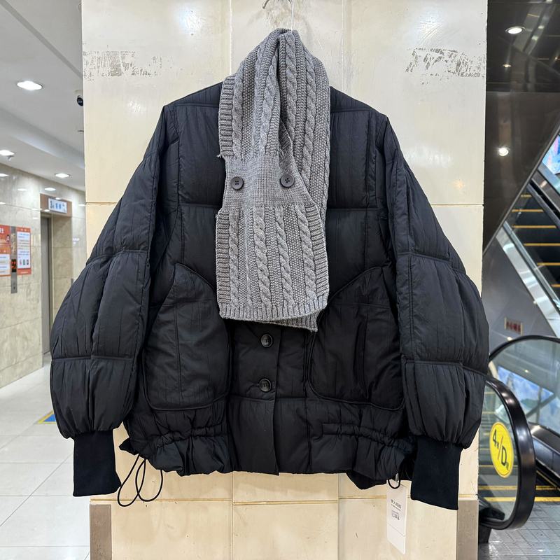 33-321 麻花针织围巾领单排扣抽绳泡泡压褶休闲阔版小个羽绒服冬