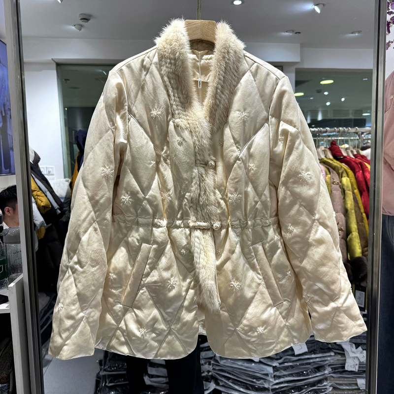 YED8219 水貂毛V领门禁毛串珠刺绣抽绳收腰小个中长鹅绒羽绒服冬