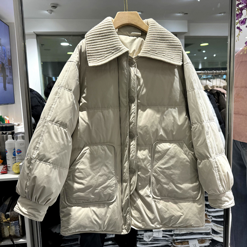 妙衣西子A25855 针织大翻领单排扣大口袋休闲韩系中长羽绒服冬装