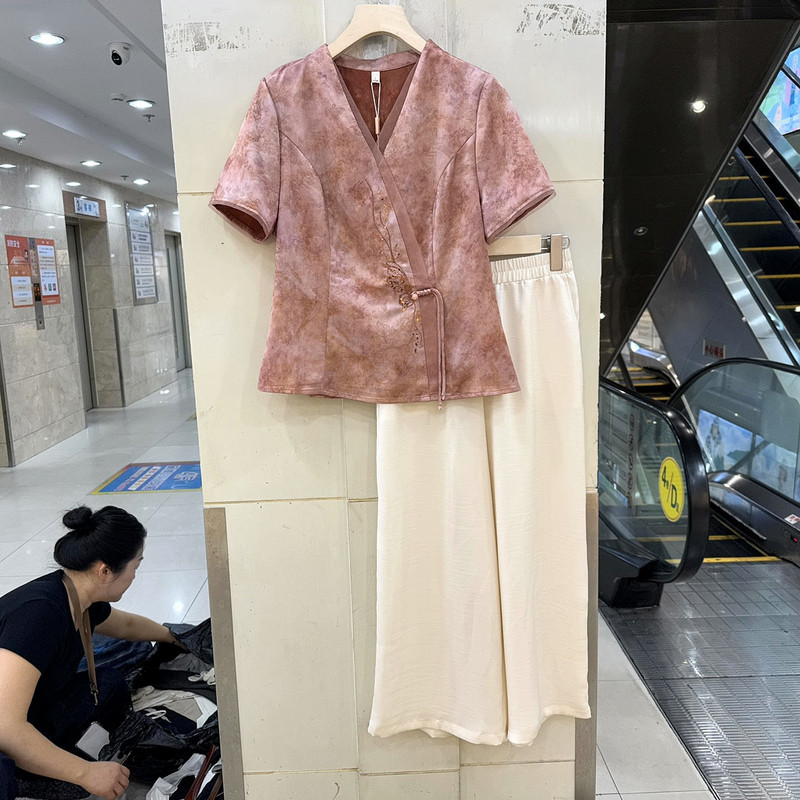 依米莎26A037 斜门禁蝴蝶刺绣V领上衣+直筒裤国风两件套裤春正品
