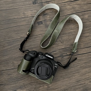 适用于佳能 R10相机包 带相机肩带保护皮套 r10底座半套外壳 开孔