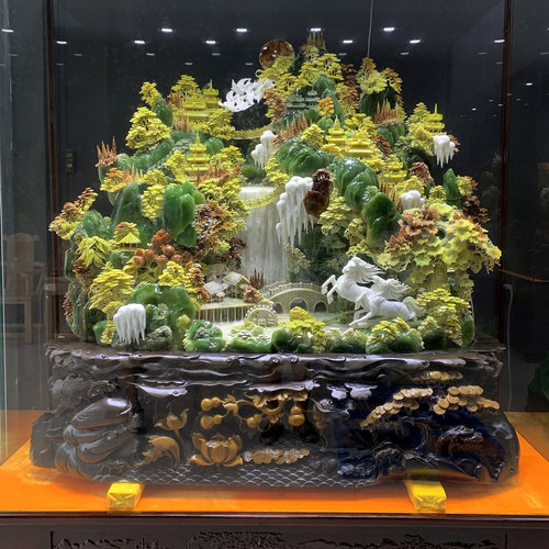 大型精雕山水摆件多彩巧色玉摆件