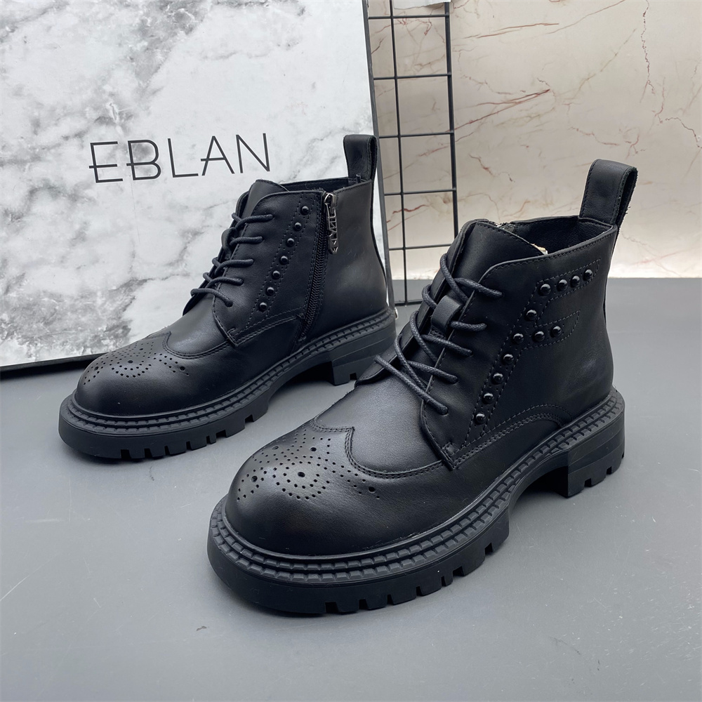 EBLAN/伊伴正品撤柜断码牛皮女鞋平跟防滑圆头铆钉布洛克雕花短靴