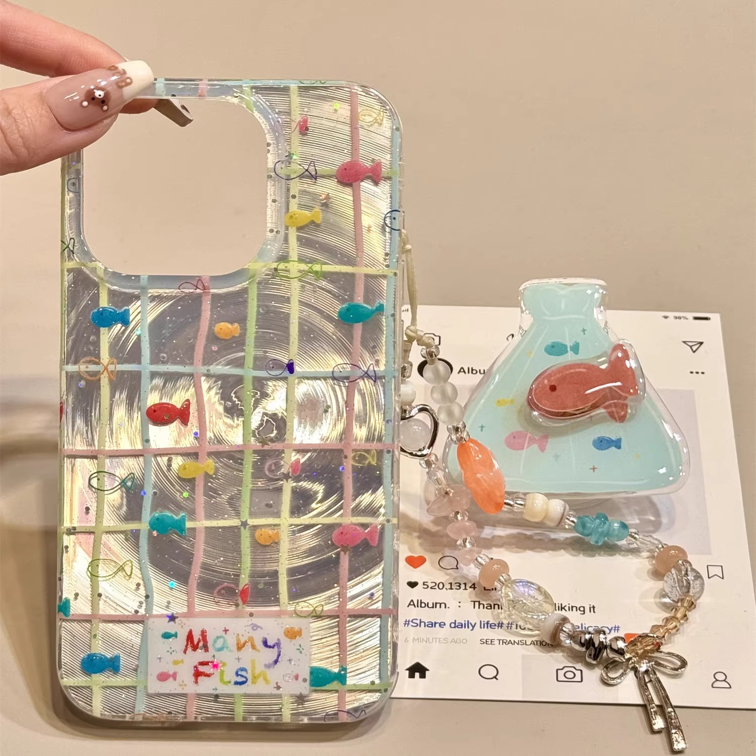 可旋转金鱼袋小鱼磁吸苹果16promax手机壳15/14新款多巴胺13女12简约11pro挂件网红漩涡格纹