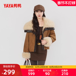 鸭鸭2025年冬季新品羽绒服大翻领气质休闲羊卷毛麂皮绒颗粒外套F