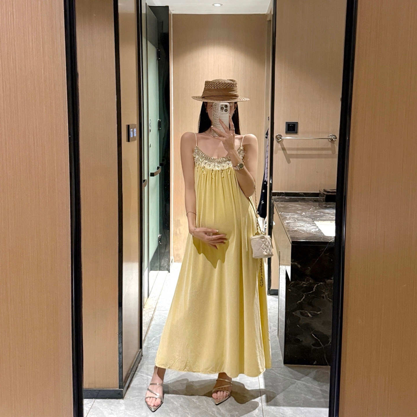 金豆豆孕妇宽松吊带连衣裙夏季新款气质辣妈高级感镶钻度假风长裙