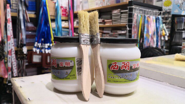包邮西湖浆糊2瓶每瓶450-500克之间送2把小刷子