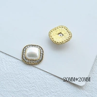 Квадратная цветочная тарелка из жемчуга и стразов теперь золотая.