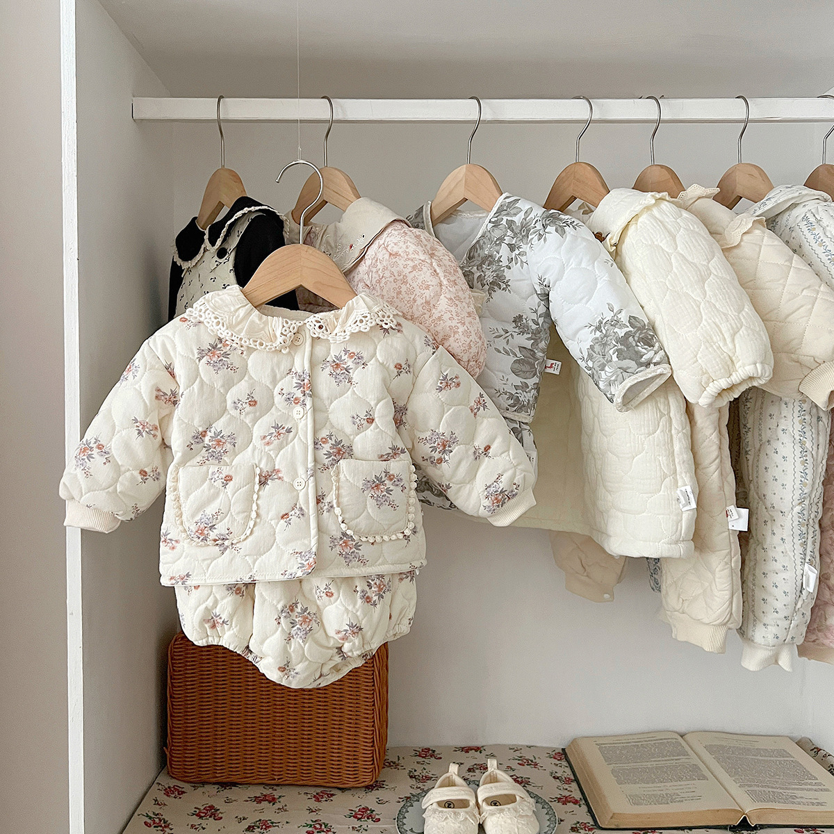 2023深秋婴童0-2岁女宝 可爱碎花小口袋花边领背带棉服两件套韩版