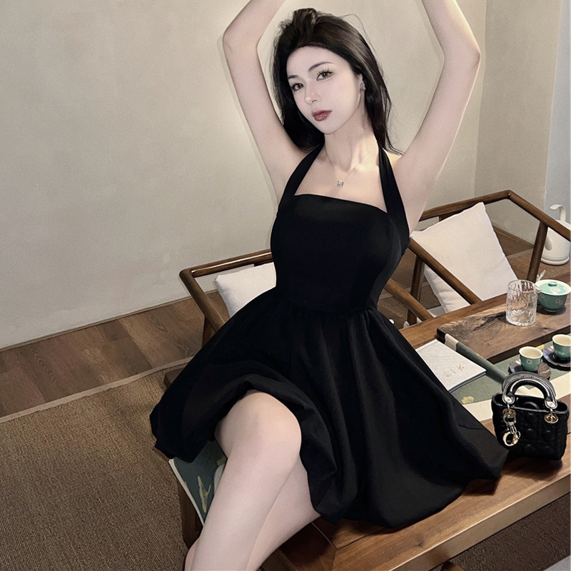 法式高端赫本风小个子性感露背辣妹黑色挂脖连衣裙抹胸高腰小黑裙