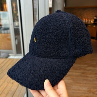 H金属字母硬顶有型显瘦棒球帽子女秋冬显脸小保暖羊羔毛鸭舌帽