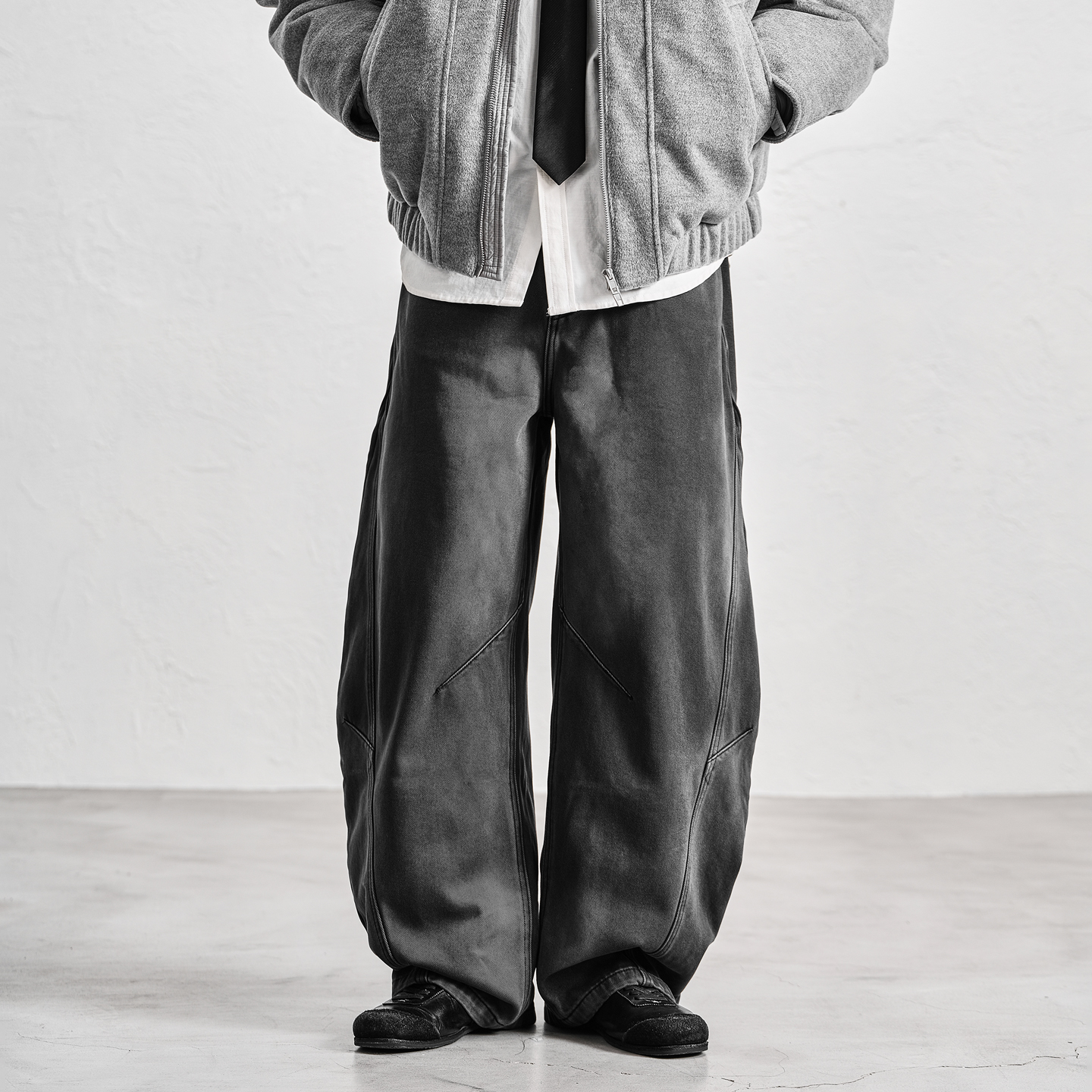 帅气立体裁剪灰色水洗牛仔裤男