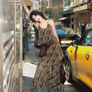 AZure温柔风复古印花吊带连衣裙宽松显瘦长裙气质百搭通勤裙子秋