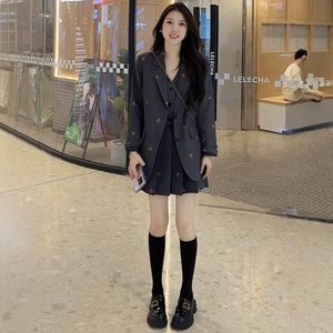 欧货气质高级感时尚套装女春季西装马甲外套百褶半身裙减龄三件套
