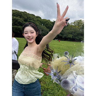 林悠 爱德华时期刺绣金色上衣和chlo毛须牛仔裤