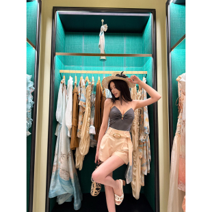 林悠 zimmer千金风贵气感显白立体重工仿丝光羊毛粉杏色短裤