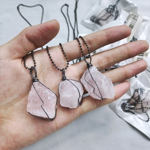 m531天然粉水晶石枪黑色项链吊坠配件随机3个