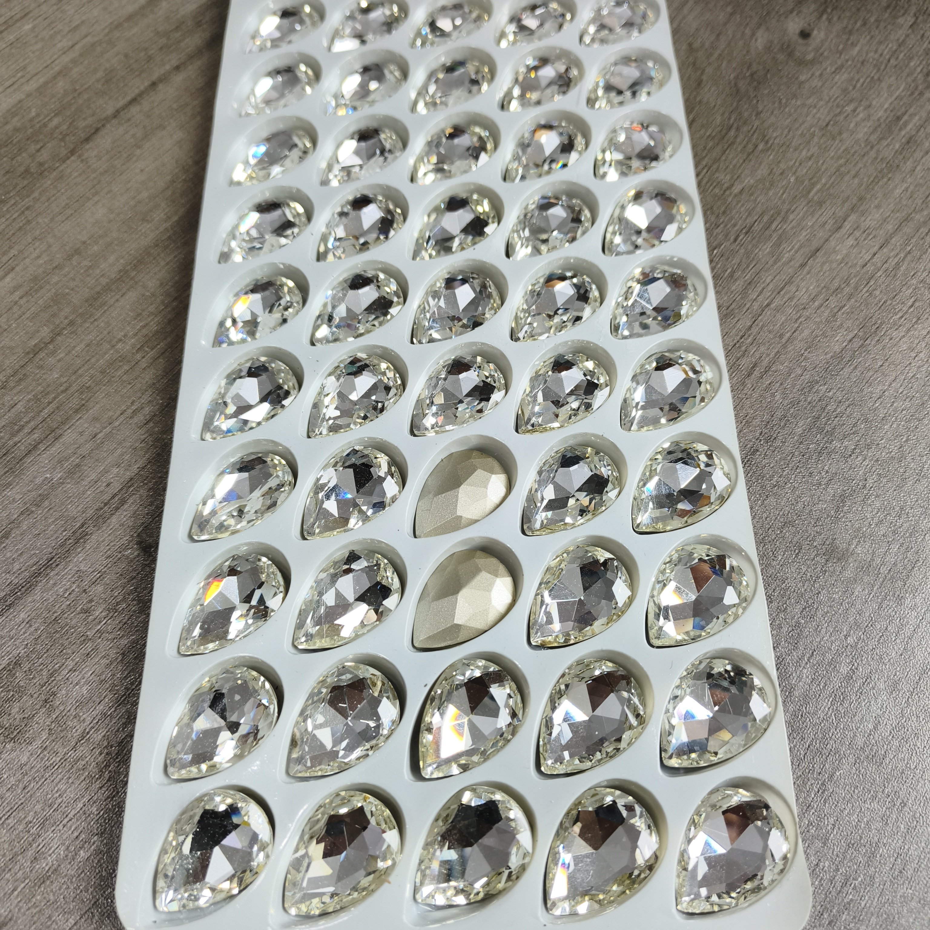 玻璃钻8961 18x25mm透明白水滴型一层70颗