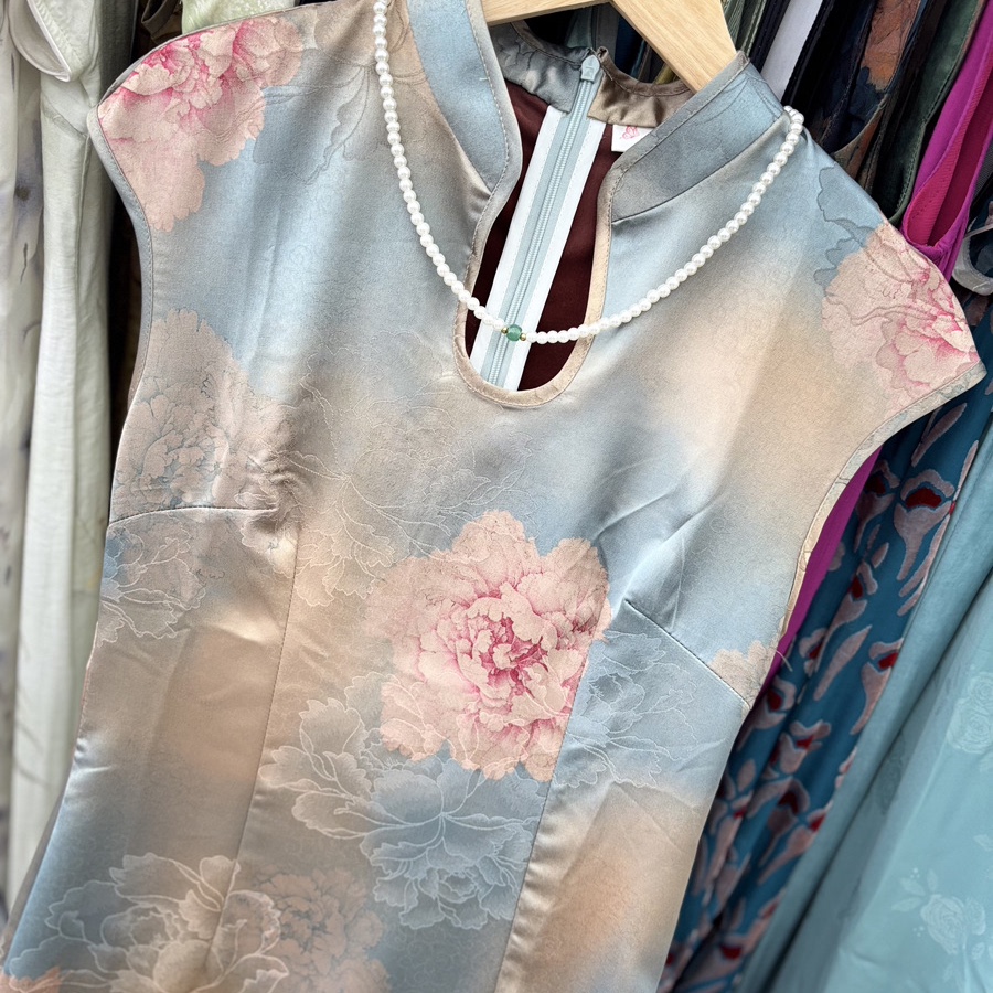 新中式低领国风改良旗袍油画女2025夏季年轻新款无袖修身日常可穿