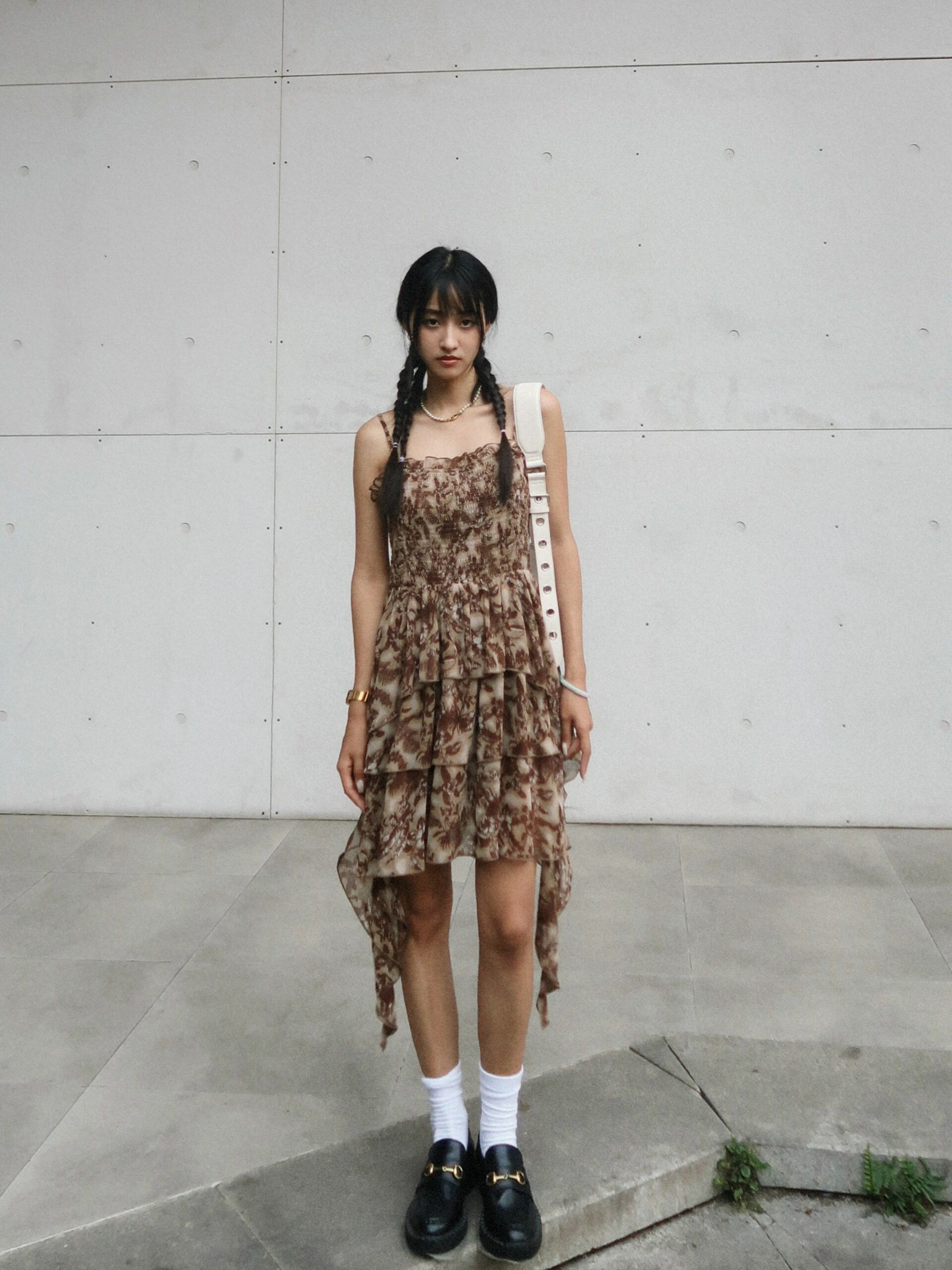 M家夏季新款减龄气质修身印花不规则吊带连衣裙女