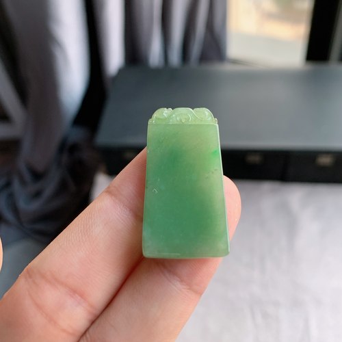 缅甸A货冰糯满绿翡翠平安牌吊坠