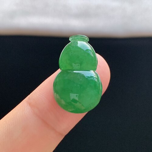 缅甸A货冰糯菠菜绿翡翠葫芦件