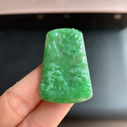缅甸A货翡翠阳绿山水牌吊坠
