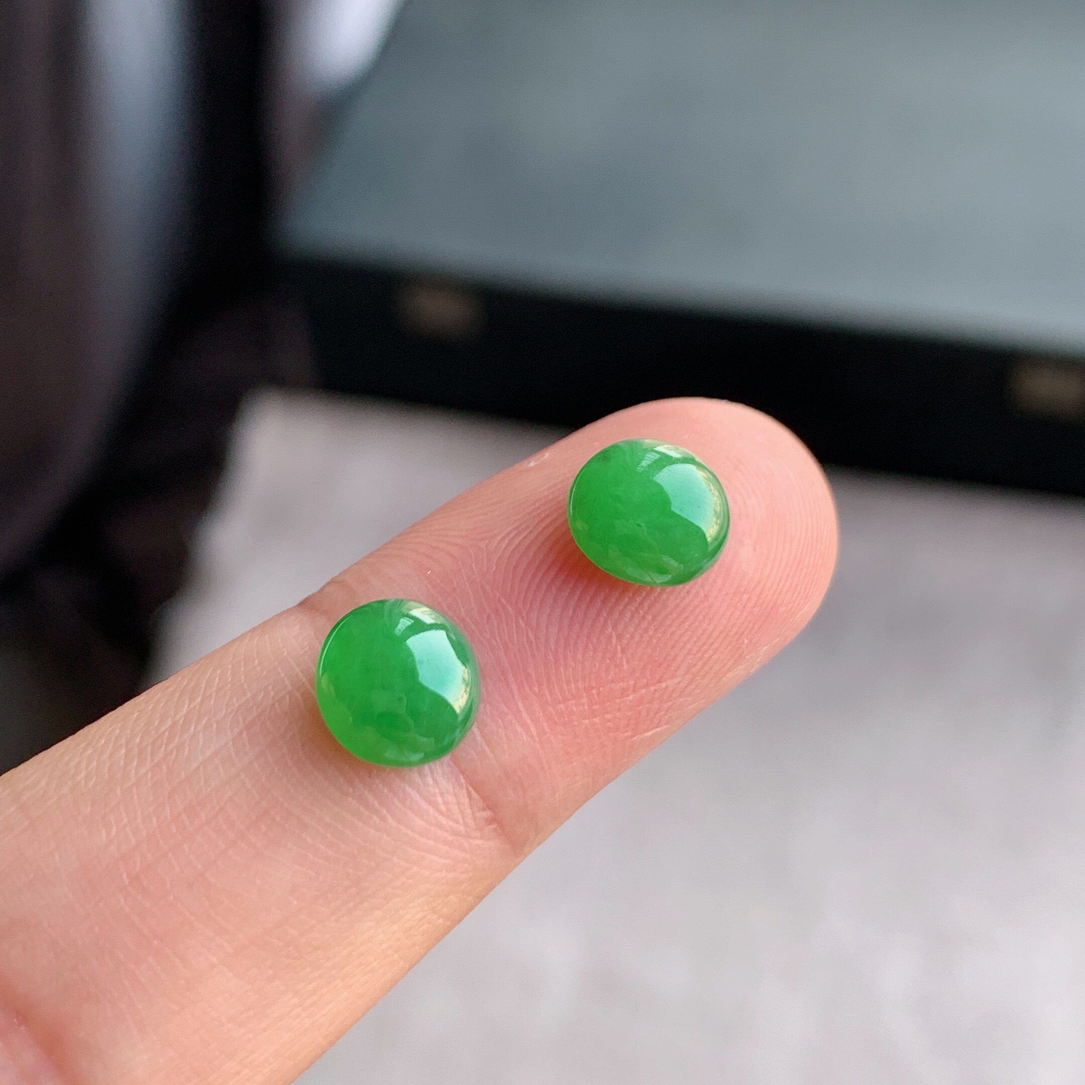 缅甸天然A货翡翠 冰糯种满绿果绿蛋面戒面一对L17