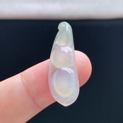 缅甸A货冰种白月光翡翠福豆吊坠