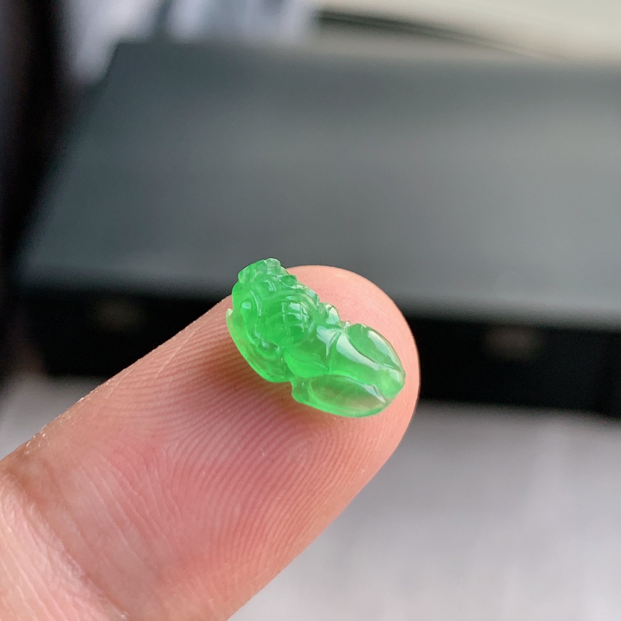 缅甸天然A货翡翠冰种满绿阳绿