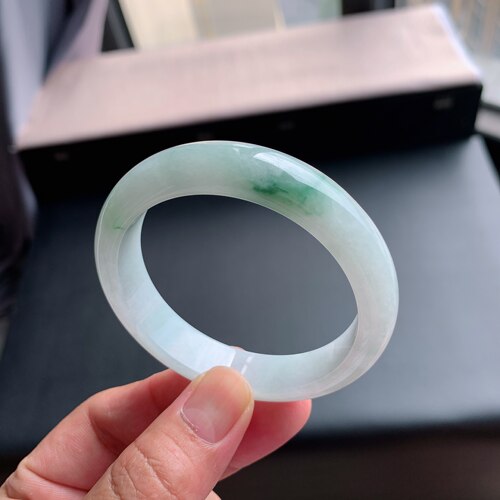 缅甸A货翡翠手镯56圈口飘绿
