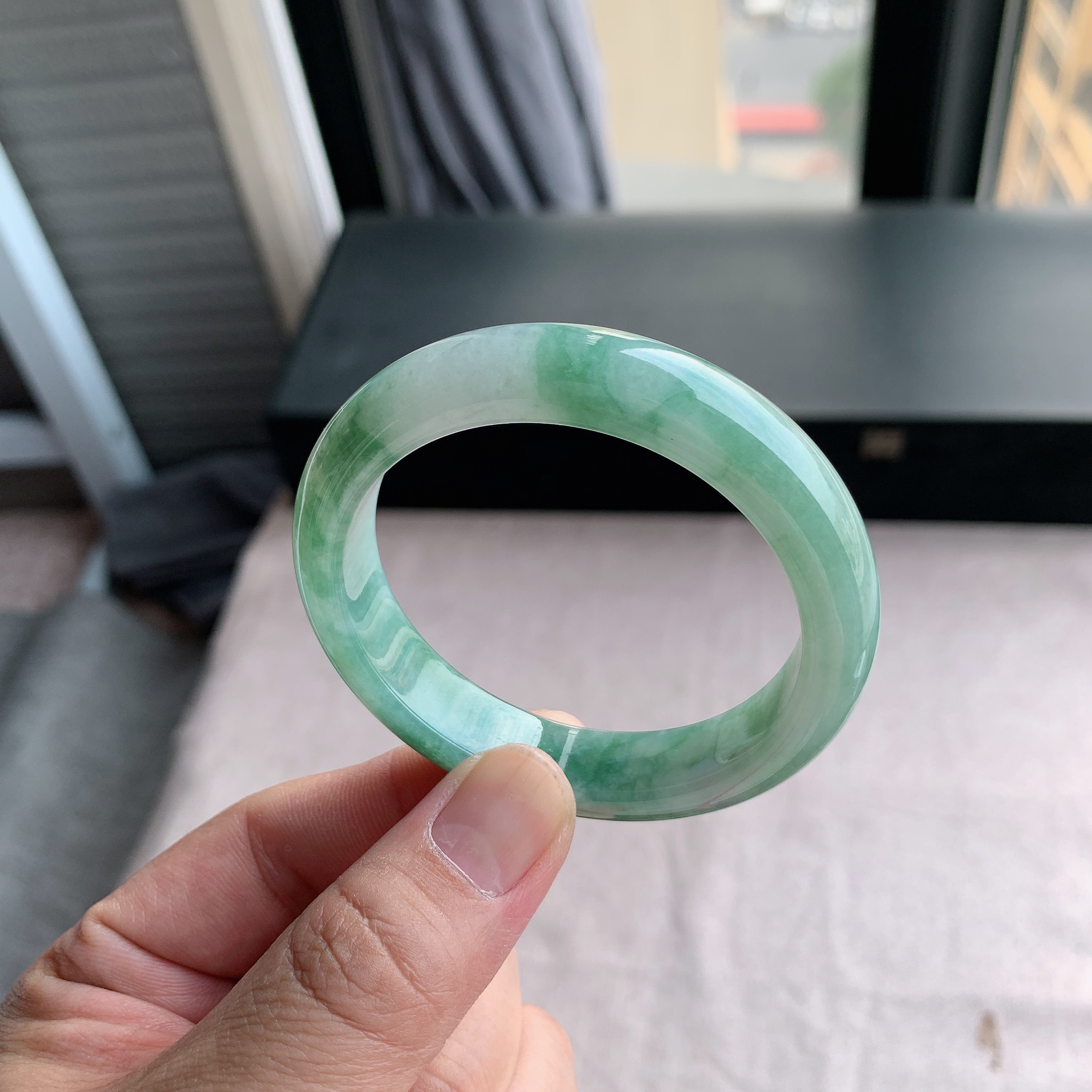 天然A货翡翠54圈口飘绿花正圈