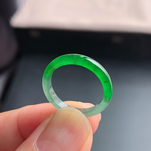 天然A货冰种阳绿翡翠素圈戒指