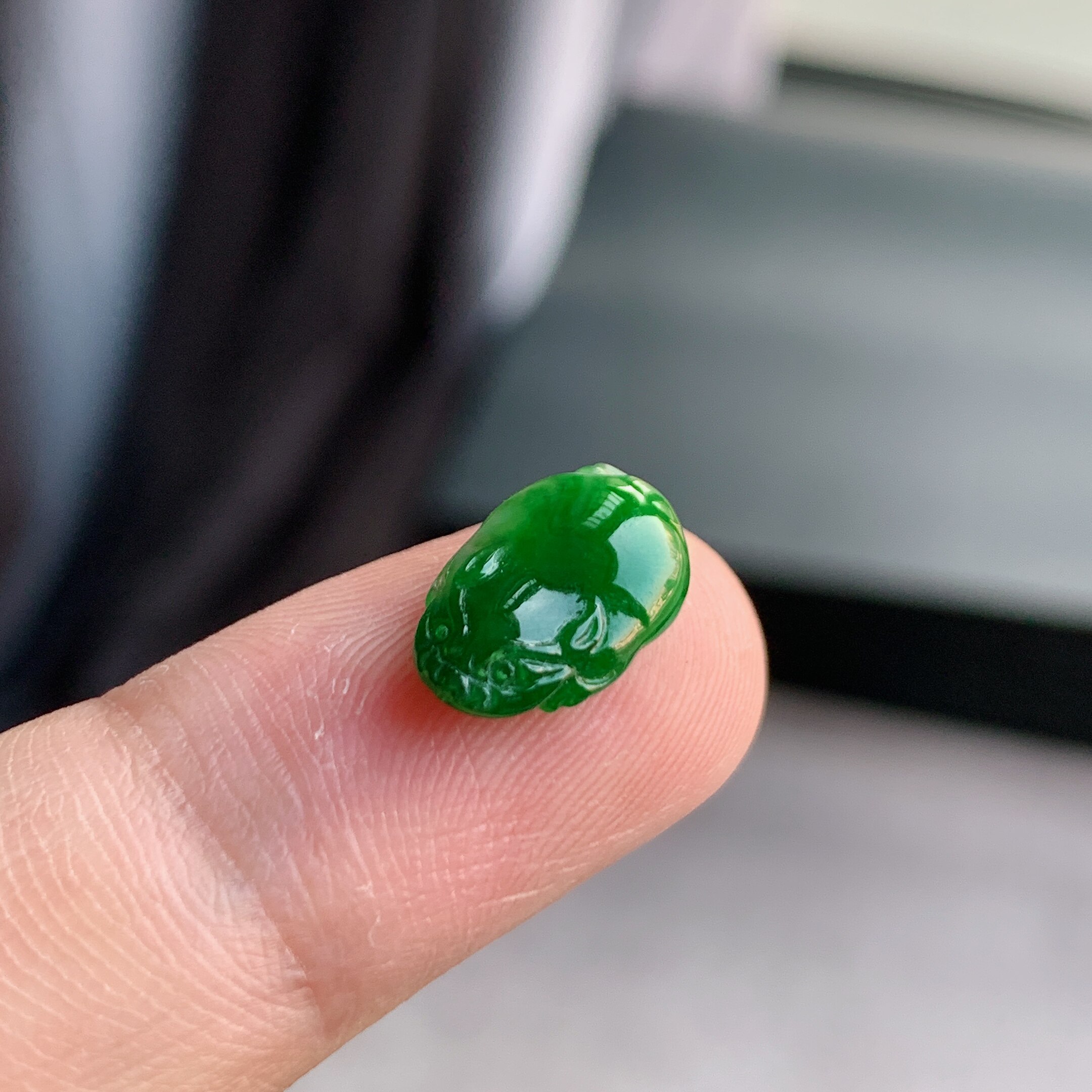 缅甸天然A货翡翠 冰糯种满绿阳绿金蟾戒面L21