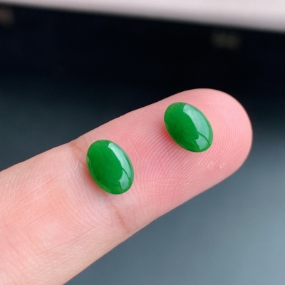 天然A货翡翠菠菜绿蛋面一对