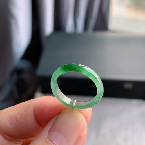 天然A货翡翠冰种飘绿花戒指