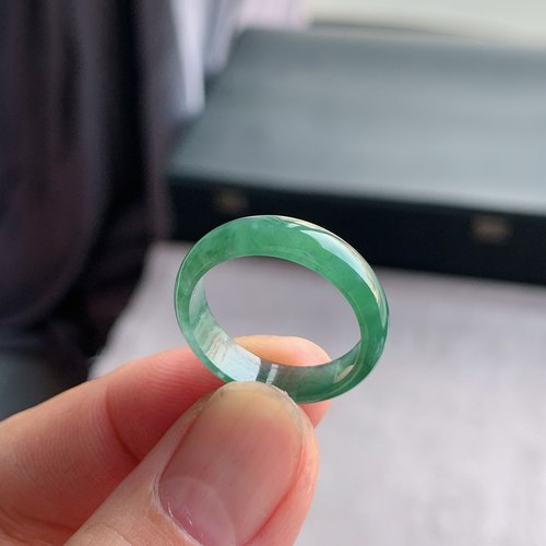 天然A货翡翠冰糯湖水绿素圈戒指