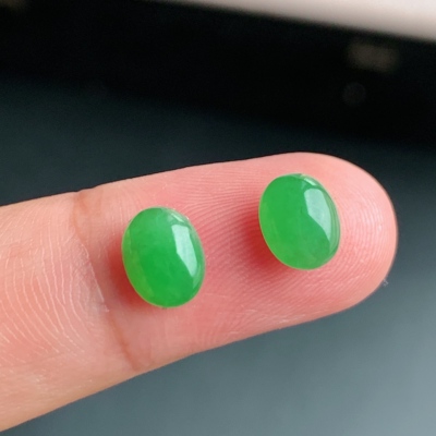 缅甸A货冰糯绿豆绿翡翠蛋面一对