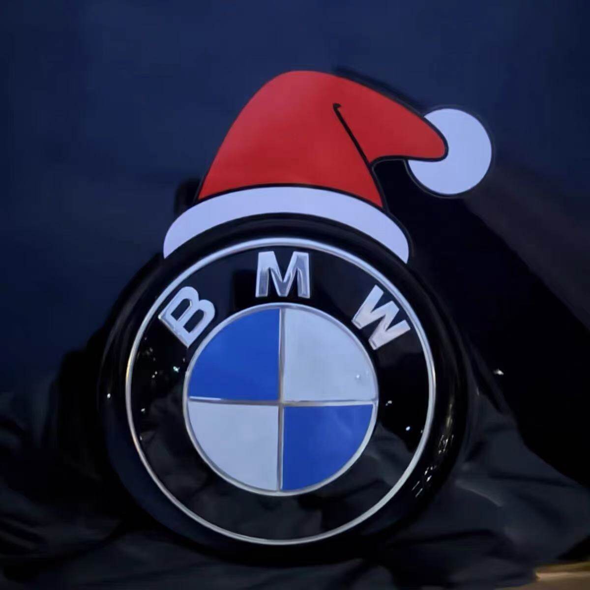 宝马车标贴纸3系5系7系X1X3Z4X5X6X7前后车标改装圣诞节小红帽子
