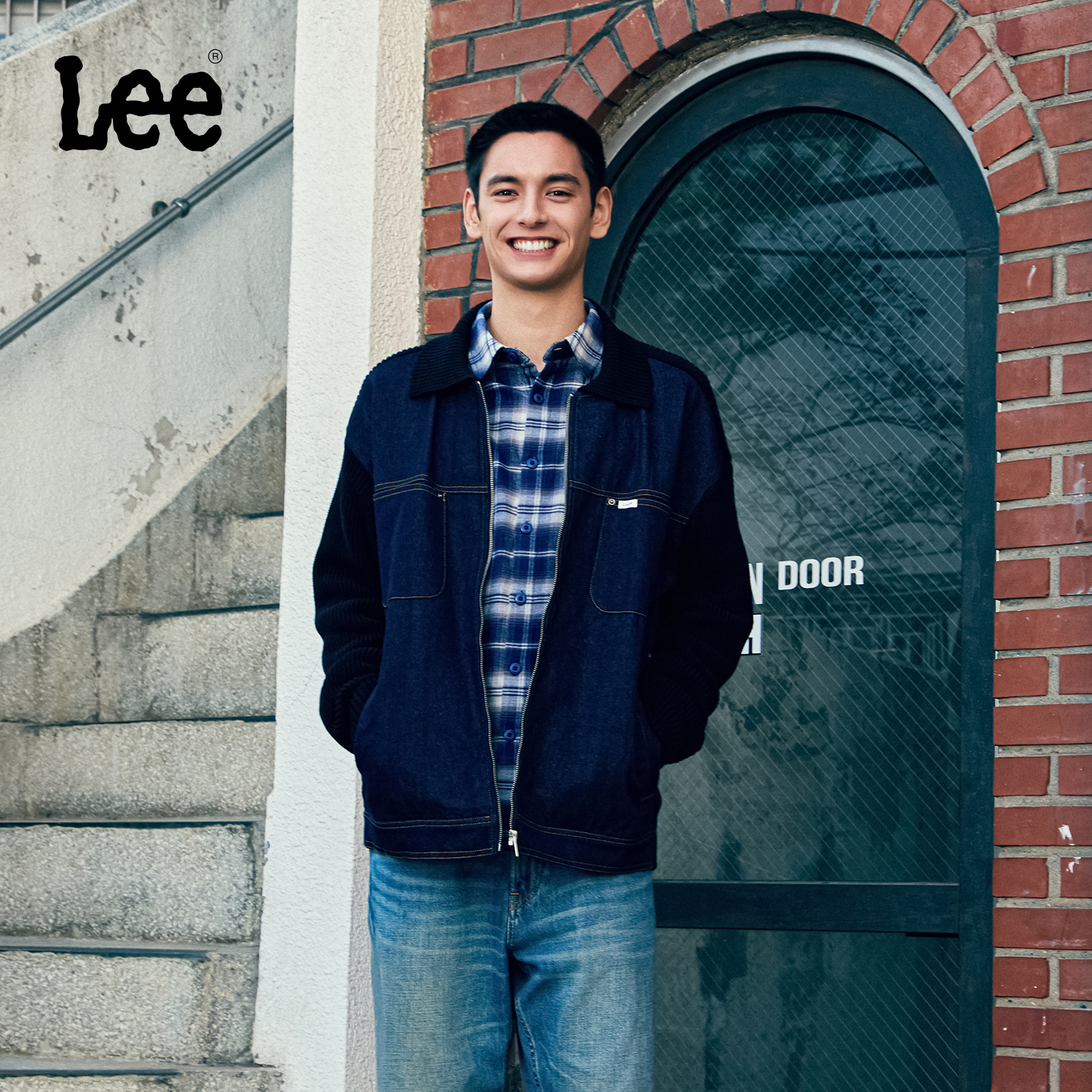 舒适版翻领毛衣外套 采用牛仔拼接设计