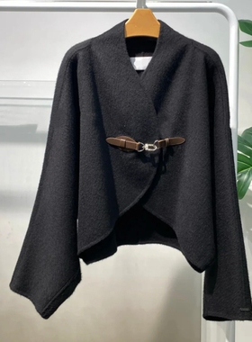 MM麦麦2025冬季新款时尚黑色斗篷式毛呢外套短款上衣女5GA170271