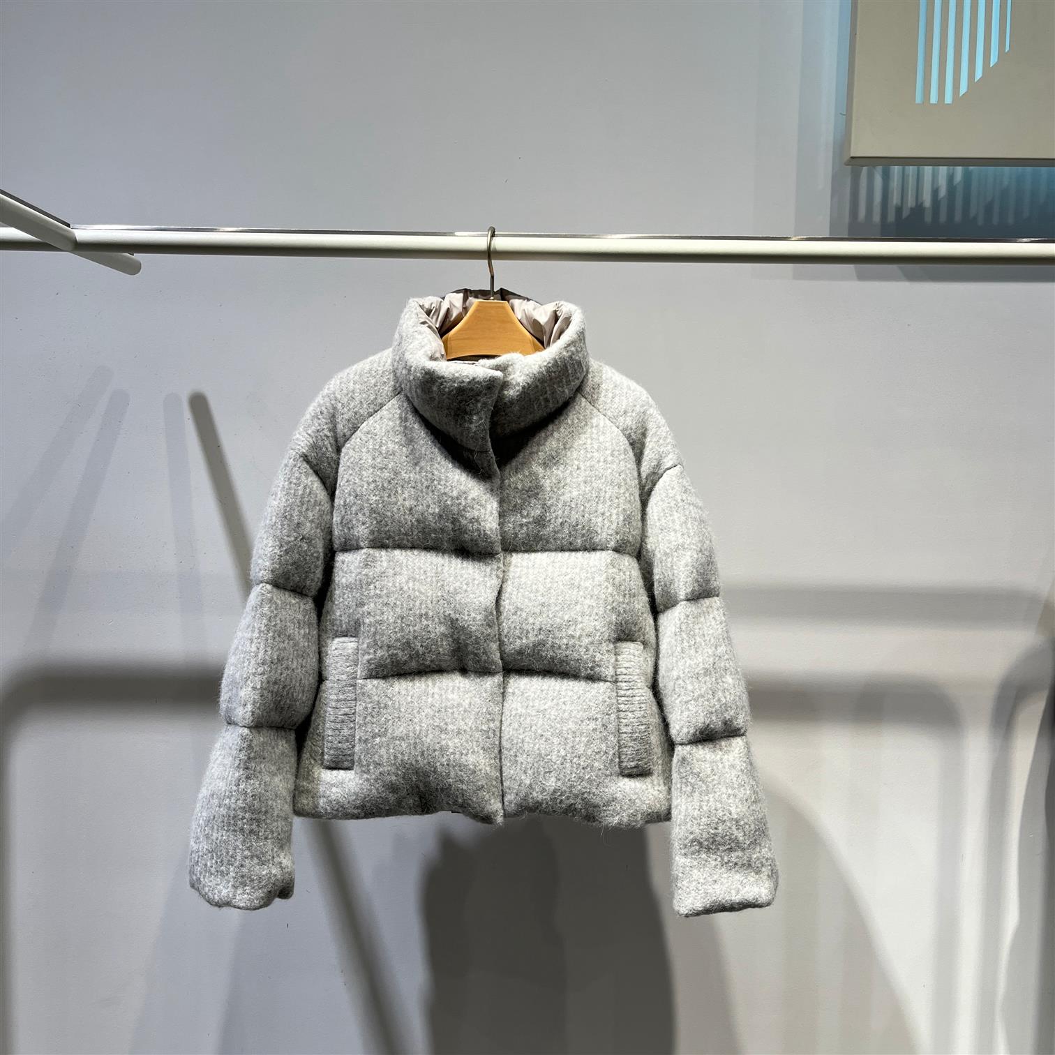 浅灰色立领羊驼毛羽绒服短款外套