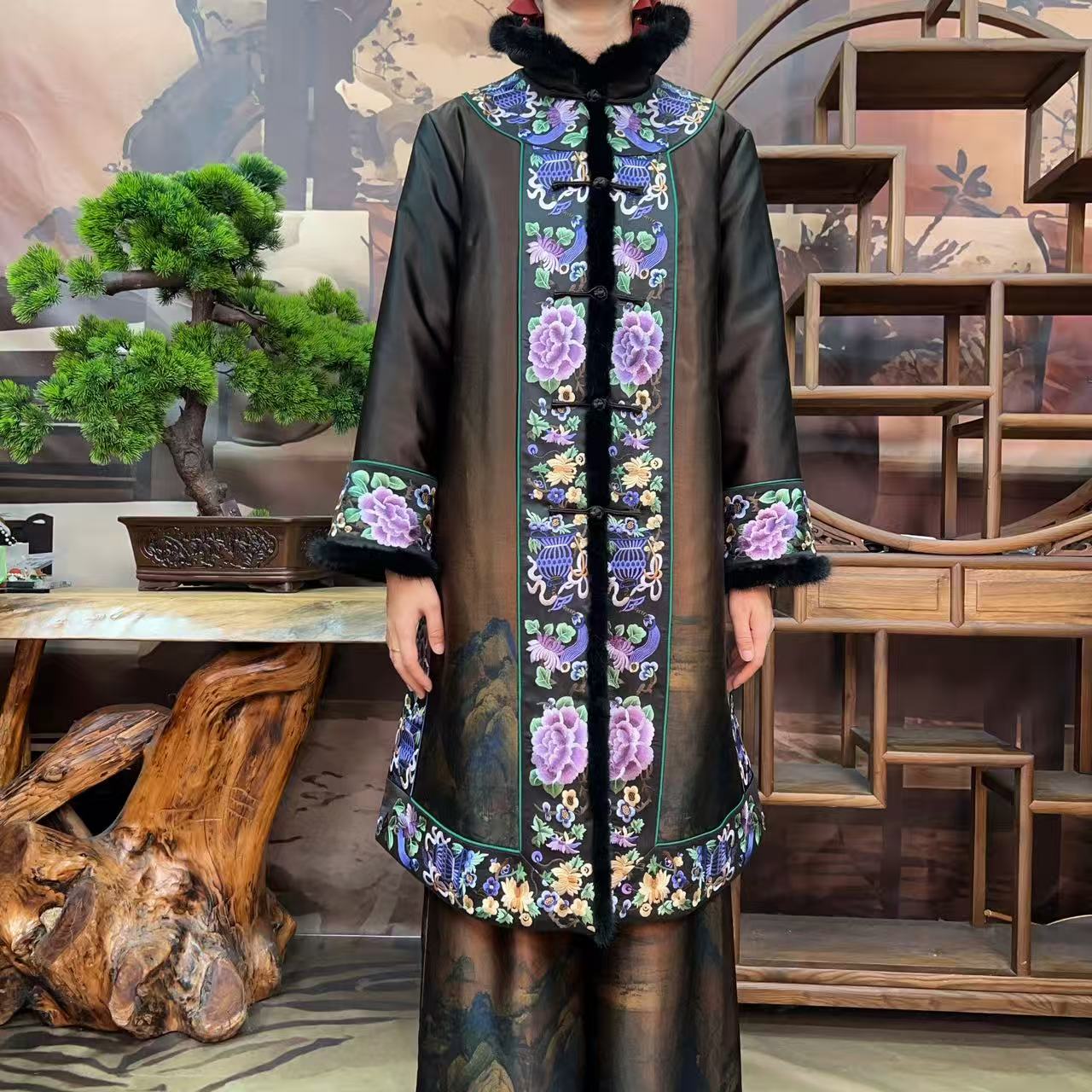 70姆米千里江山手推绣中长款棉服100桑蚕丝款香云纱