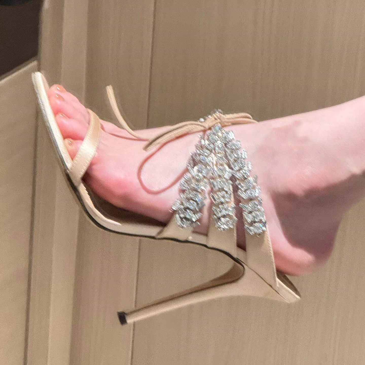 外穿性感细跟交叉绑带高跟鞋女2026新款露趾水钻一字拖绸缎凉鞋女