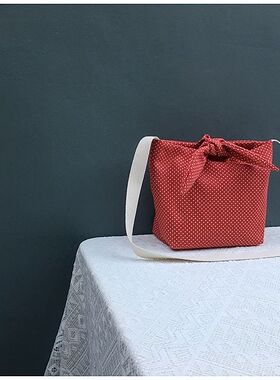 小红莓。日系软妹可爱棉麻帆布包ins街拍斜挎包森系红色波点布包