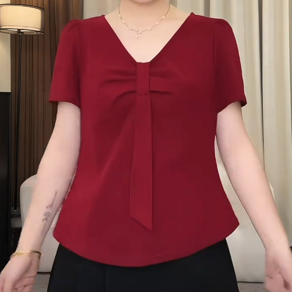 大码红色V领短袖T恤女夏季设计感