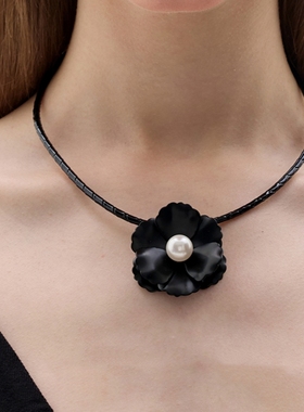 黑色珍珠花朵皮质项链