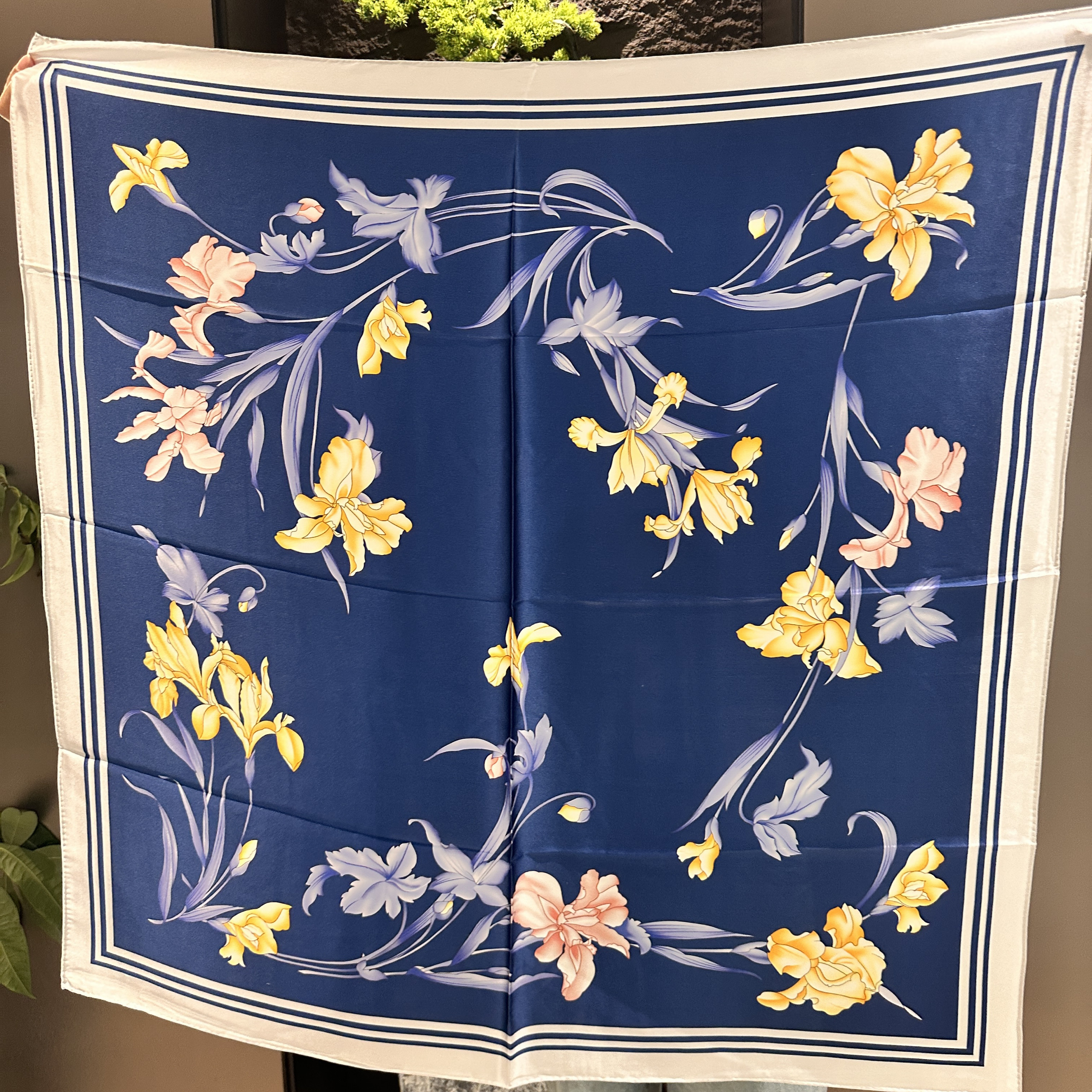 花间絮语品牌撤柜100%桑蚕丝14姆米90*90cm真丝大方巾瑕疵款